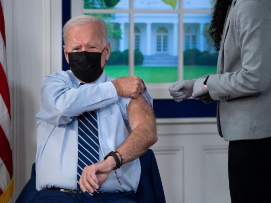 'Esta es una pandemia de los no vacunados': Biden tras recibir su tercera dosis anticovid
