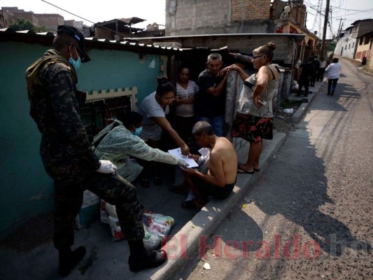 FOTOS: Entregan bolsa solidaria a vecinos de colonia Santa Isabel de la capital