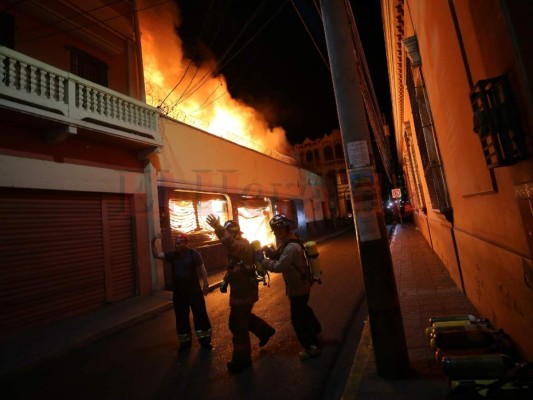 Propietario de negocio consumido en voraz incendio: 'Los recuerdos de mi padre se perdieron'