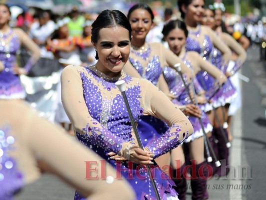 FOTOS: Los rostros más bellos de las jóvenes en los desfiles patrios