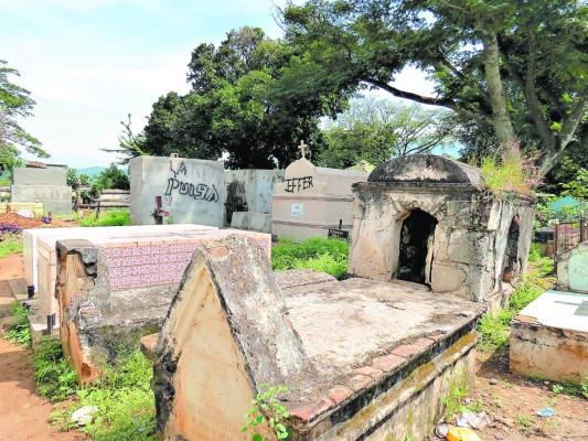 Colapsan los cementerios de las principales ciudades de Comayagua