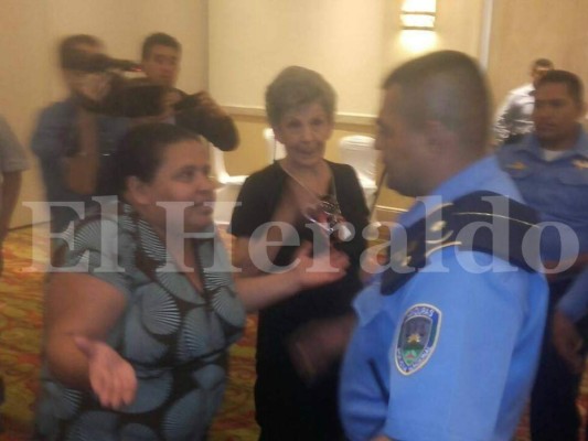 Libre irrumpe conferencia del venezolano Robert Carmona