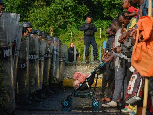 Cientos de migrantes esperan hacinados en México