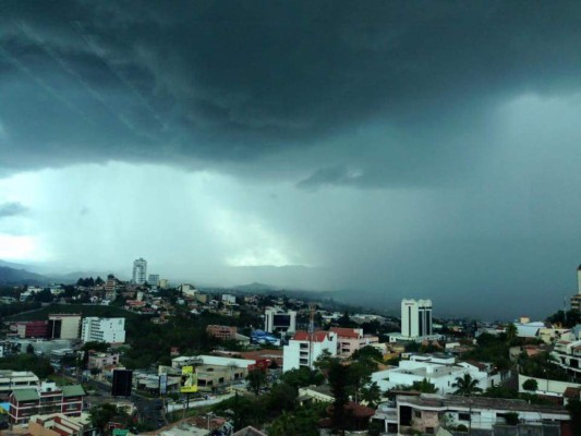 Un muerto y daños en 15 colonias deja tormenta en la capital