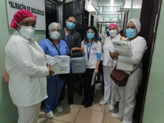 Con mucha esperanza y alegría médicos reciben vacuna contra covid-19 en Honduras (Fotos)