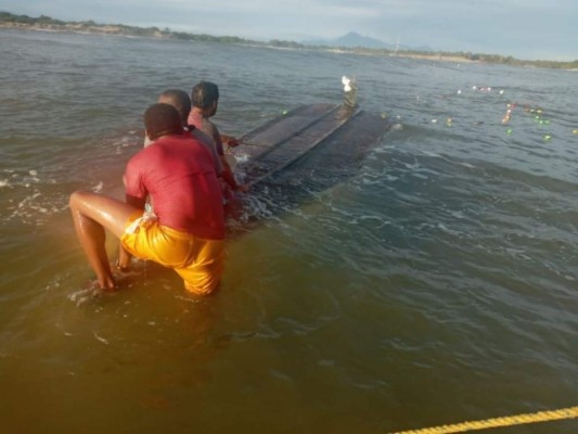 Tres pescadores se salvan de morir tras naufragio en Colón