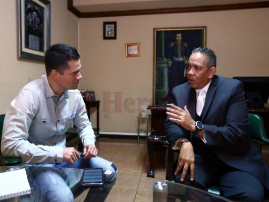Mario Noé Villafranca, conversando con Alexeiev Morales para TicTac. Foto: Emilio Flores / El Heraldo.