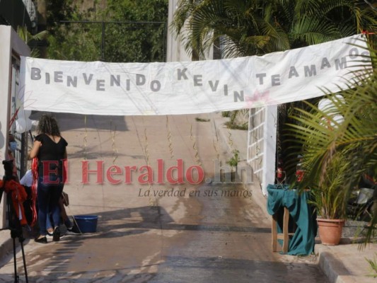 Así fue la bienvenida a Kevin Solórzano en El Chimbo, tras salir larga espera (Fotos)