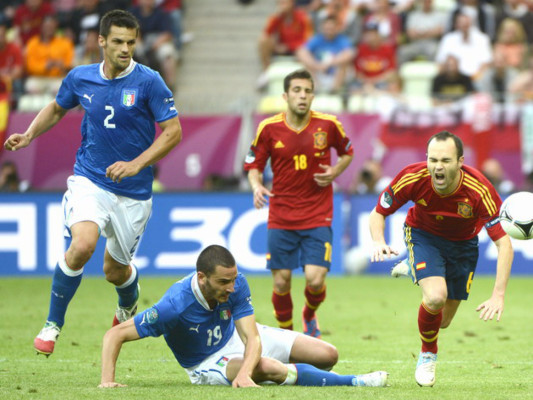 Una España sin remate inicia su defensa del título con empate ante Italia