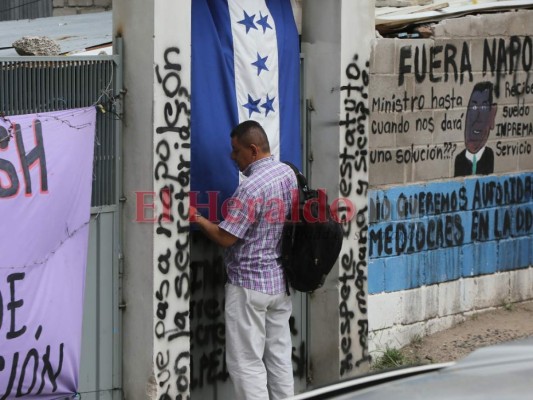 Premian a directores y los mandan con todo y viáticos a España