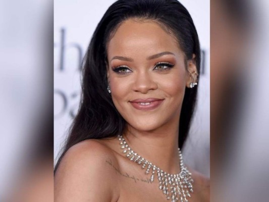 Rihanna posa en topless con imagen del dios Ganesh y desata indignación en India