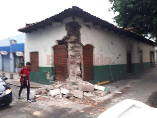 Vehículo impacta y destruye parte de fachada de bar Tito Aguacate