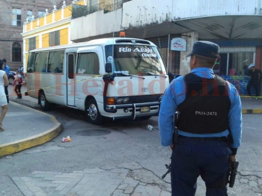 Conductor de bus se salva de morir en ataque criminal en la capital de Honduras