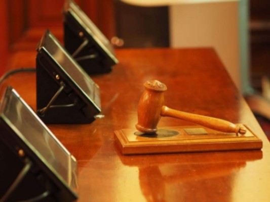 Por besarse en una audiencia, fiscal y juez enfrentan cargos en Colombia