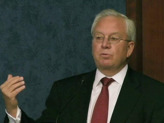 Venezuela envía 145 observadores encubierto a Honduras, según Otto Reich