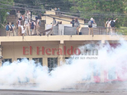 FOTOS: Las imágenes que han dejado los fuertes enfrentamientos entre estudiantes del Técnico Honduras y la Policía Nacional