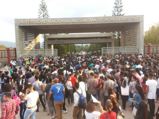 Estudiantes aspiran ingresar a la Universidad Nacional Autónoma de Honduras