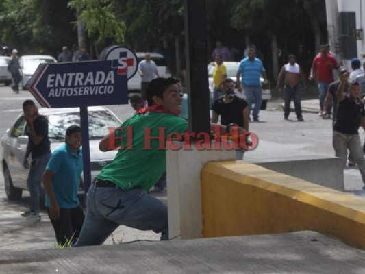 Impactantes imágenes del enfrentamiento entre transportistas y policías en la colonia Loarque