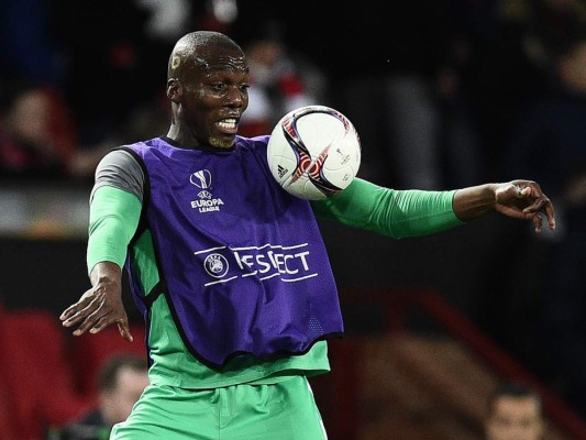 el defensa francés de Saint-Etienne, Florentin Pogba, se calienta antes del partido de fútbol de ida y vuelta de la UEFA Europa League de los octavos de final. Foto: Agencia AFP.