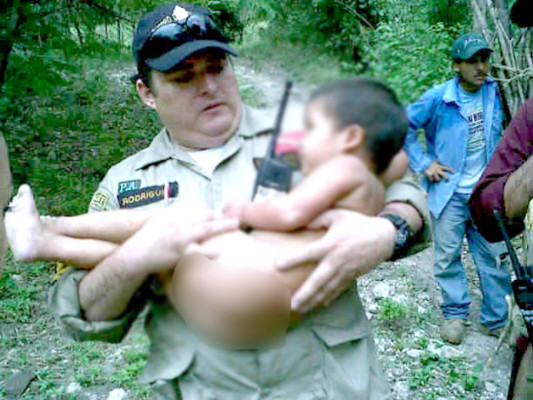 Niño sobrevivió cuatro días en una montaña
