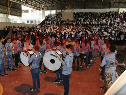Con baile, música y hasta palillonas, así celebra el Instituto Central Vicente Cáceres su 140 aniversario
