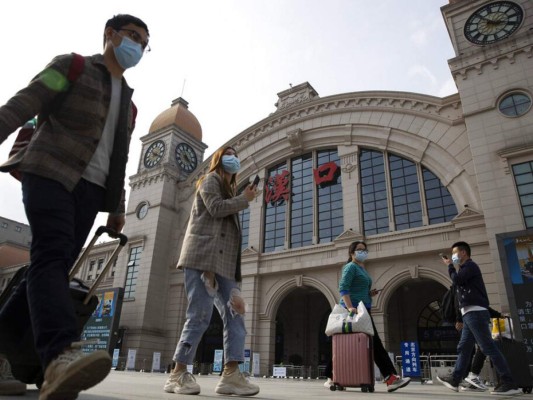FOTOS: Miles de pasajeros abandonan Wuhan tras el fin del confinamiento