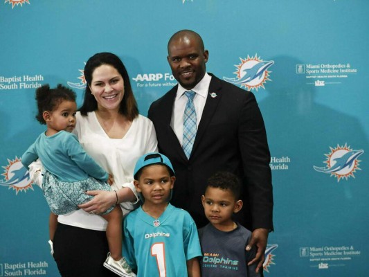 Brian Flores, el hondureño que ganó el Super Bowl y ahora dirige al Miami Dolphins