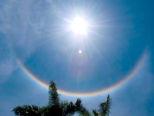 Halo solar multicolor atrapa atención de sampedranos