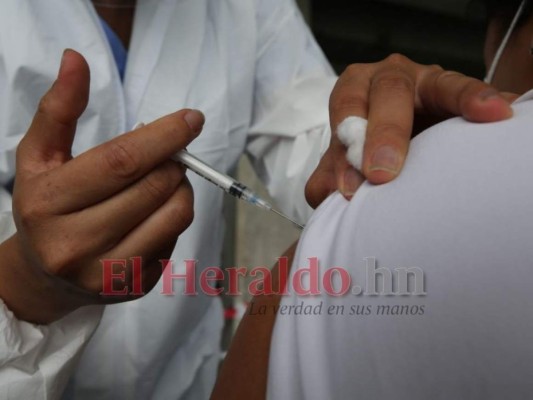 Investigan muerte de pacientes que habían recibido dos dosis de vacuna anticovid
