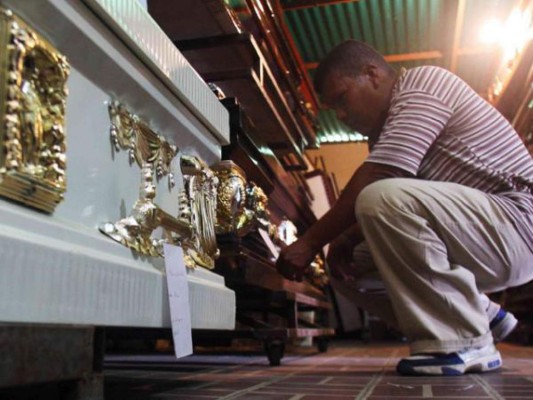 Ataúdes comienzan a escasear por crisis