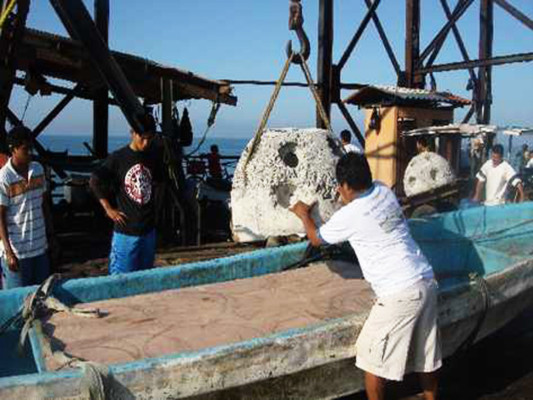 Guatemala coloca arrecifes artificiales en el Pacífico