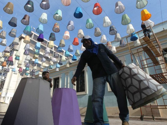 Coloridas luminarias cautivarán a peatones en paseo Liquidámbar