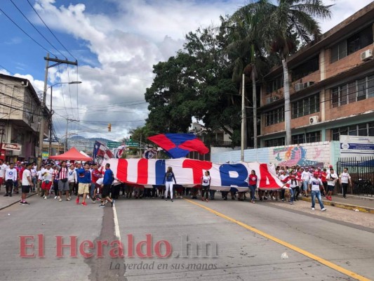 Espectacular llegada de la Ultra Fiel al Estadio Nacional