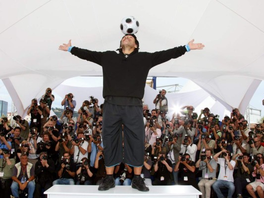 El mundo del fútbol le rinde culto a Diego Maradona en su cumpleaños 60