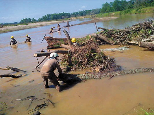 Bomberos de Juticalpa han iniciado la limpieza de ríos previo a la Semana Santa