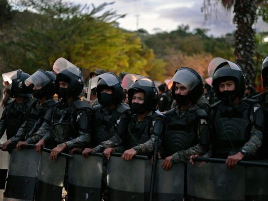 Caravana de migrantes rumbo a Estados Unidos es cercada en Guatemala