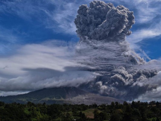 La erupción del lunes no produjo de momento ningún herido ni muerto, pero las autoridades indonesias advirtieron ante la intensa actividad en el volcán.