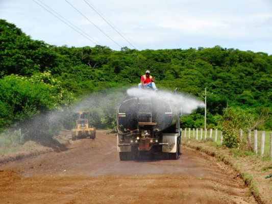 Reparan vías de acceso a las playas del sur