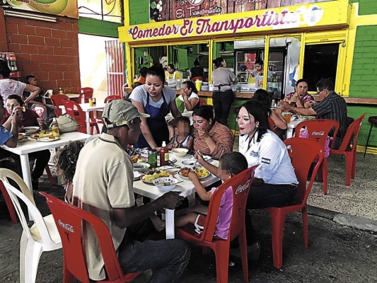 Familia que vivía en mediana del bulevar del Norte recibe apoyo