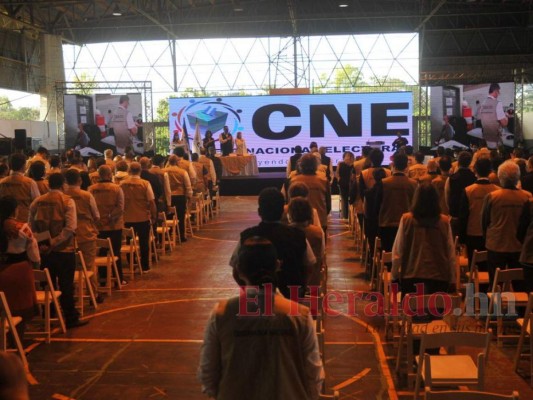 Con retraso de media hora, CNE dio el banderillazo inicial al proceso electoral (FOTOS)