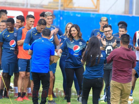 FOTOS: Presentadores de Las Mañanas del 5 pagan apuesta regalando 'burritas' a Motagua