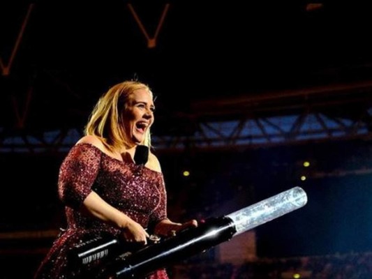 Adele encabeza lista de las celebridades más ricas del Reino Unido