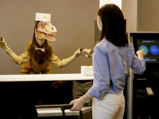 ¿Cómo es el primer hotel del mundo atendido solo por robots?