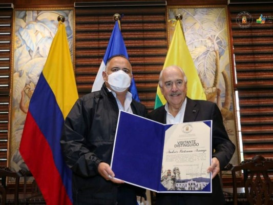 Alcaldía de San Pedro Sula nombra 'visitante distinguido' a expresidente colombiano Andrés Pastrana