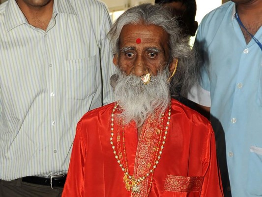 Muere hombre que afirmaba no haber comido ni bebido en 80 años