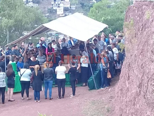 Dan último adiós a madre e hija que murieron en accidente en carretera al norte