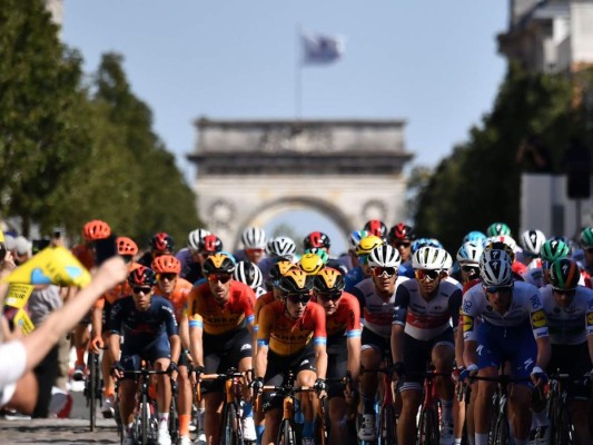 La manada viaja en Rochefort durante la 10a etapa de la 107a edición de la carrera ciclista del Tour de Francia, 170 km entre Le Chateau d'Oleron y Saint Martin de Re, el 8 de septiembre de 2020. Foto: Agencia AFP.