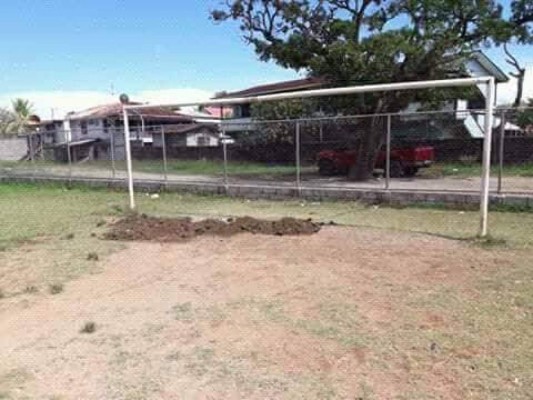 Tras críticas de Nahún Espinoza, 'arreglan' estadio Julio César Galindo de Roatán