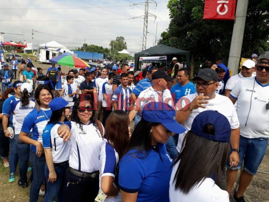 FOTOS: Banderas, gorras y camisas... ¡Todo el ambiente para el Honduras vs Australia en San Pedro Sula!