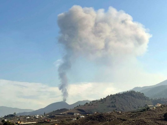 Volcan de La Palma reactiva su erupción este lunes tras una breve paralización